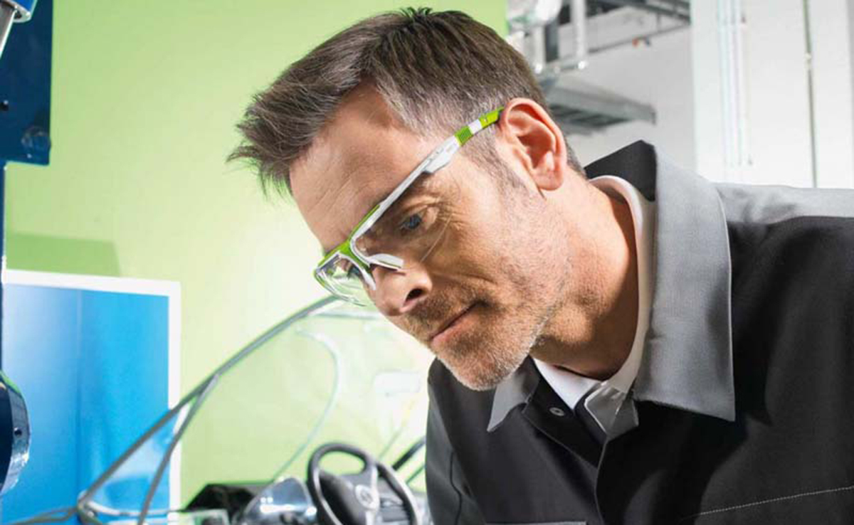 Augenschutz am Arbeitsplatz ist unerlässlich, um die Augen in verschiedenen Berufen vor Verletzungen zu schützen. Berufsbedingte Augenverletzungen lassen sich durch präventive Massnahmen wie Schutzbrillen vermeiden, die speziell für die Gefahren am Arbeit