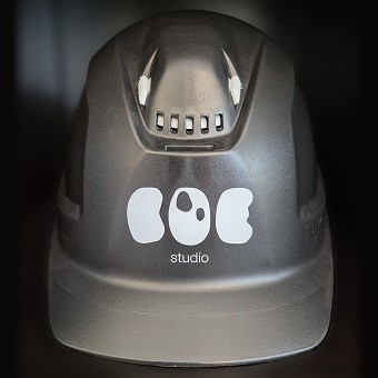 Schutzhelm schwarz mit Logo