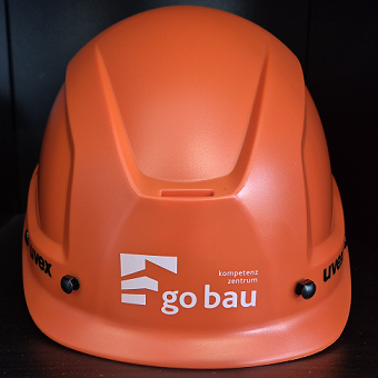 Roter Bauhelm mit Logo vorne
