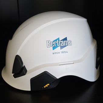 Logo auf Schutzhelm seitlich